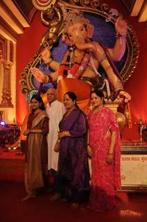 Shamita Shetty with her family Visit Chinchpokli ka Raja