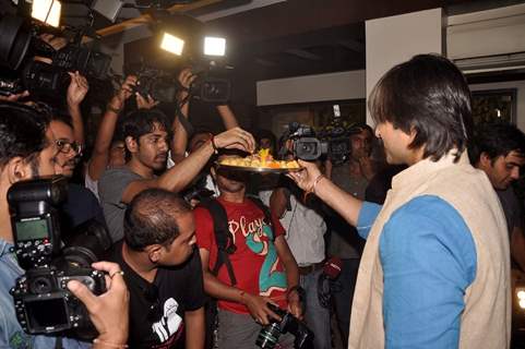 Vivek Oberoi gives prasad to all the photographers