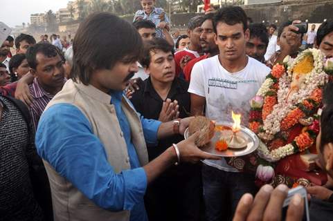 Vivek Oberoi performs the last aarti at the Visarjan of Lord Ganesha