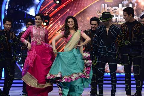 Sonam Kapoor shakes a leg with Madhuri Dixit on Jhalak Dikhhlaa Jaa