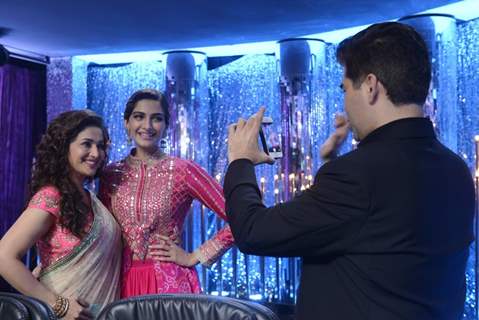 Karan Johar clicks a pic of Sonam Kapoor and Madhuri Dixit on Jhalak Dikhhlaa Jaa Season 7