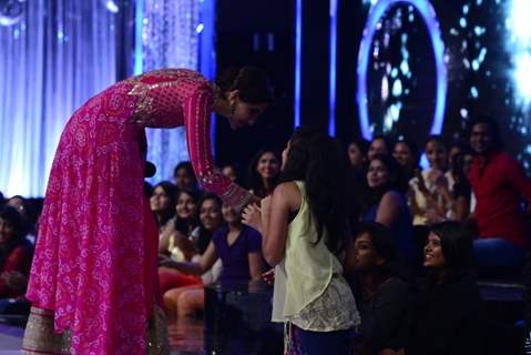 Sonam Kapoor greets the audience on Jhalak Dikhhlaa Jaa Season 7