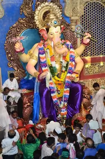 Mohit Marwah bows down to Lalbaughcha Raja