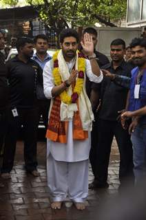 Abhishek Bachchan waves out to his fans at Siddhivinayak