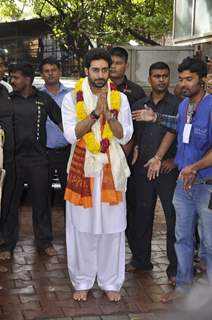 Abhishek Bachchan greets everyone at Siddhivinayak