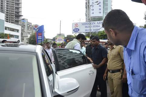 Abhishek Bachchan arrives at Siddhivinayak