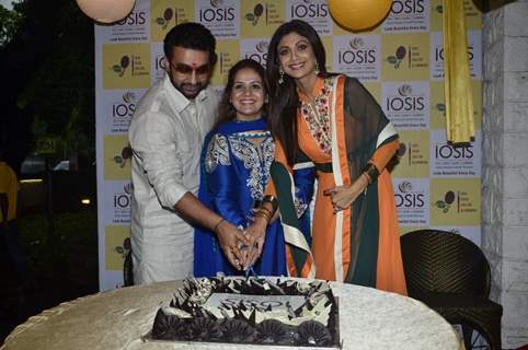 Shilpa Shetty and Raj Kundra cuts a cake at the Promotion of Iosis Medi Spa