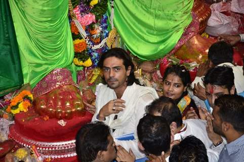 Arjun Rampal Visits Lalbaughcha Raja