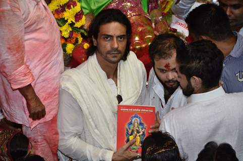 Arjun Rampal Visits Lalbaughcha Raja