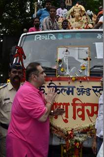 Rajiv Kapoor seeks blessings from Lord Ganesha at the Visarjan of RK Studios