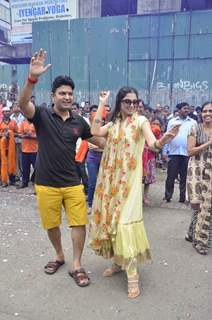 Bhushan Kumar and Divya Khosla dance at the Ganpati  Visarjan