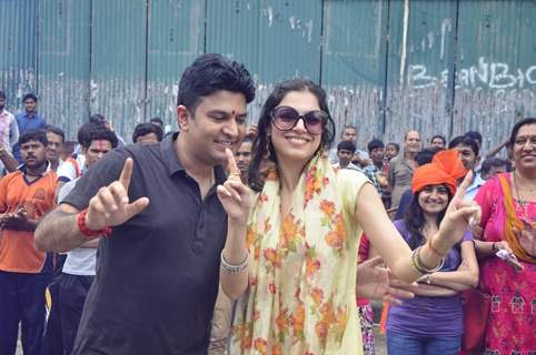 Bhushan Kumar and Divya Khosla dance at the Ganpati  Visarjan