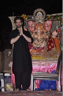 Neil Nitin Mukesh seeks blessings from Lord Ganesha