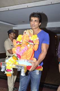 Sonu Sood takes the idol of Lord Ganpati for Visarjan