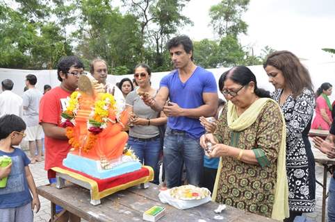 Sonu Sood performs the last pooja at the Ganpati Visarjan