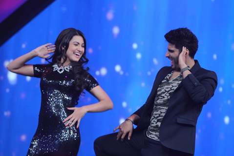 Arjun Kapoor performs with Gauahar Khan at the Promotions of Finding Fanny on India's Raw Star