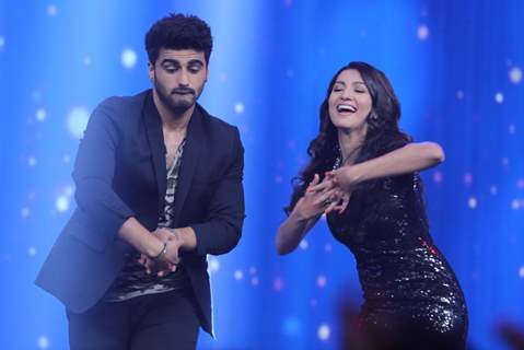 Arjun Kapoor performs with Gauahar Khan at the Promotions of Finding Fanny on India's Raw Star