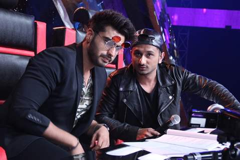 Arjun Kapoor poses with Yo Yo Honey Singh at the Promotions of Finding Fanny on India's Raw Star