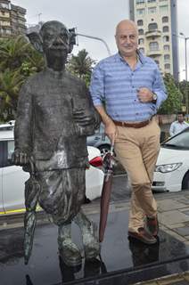 Anupam Kher with the comman man's statue of R.K. Laxman