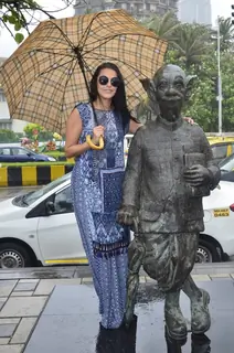 Neha Dhupia with the comman man's statue of R.K. Laxman