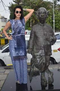 Neha Dhupia with the comman man's statue of R.K. Laxman