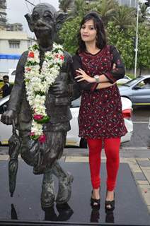 Aditi Sharma with the comman man's statue of R.K. Laxman