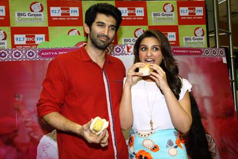 Aditya Roy Kapur and Parineeti Chopra pose with a vada pav at the Promotions of Daawat-e-Ishq