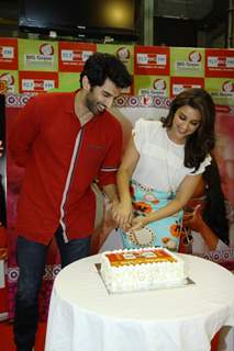 Aditya Roy Kapur and Parineeti Chopra cut a cake at the Promotions of Daawat-e-Ishq on 92.7 BIG FM
