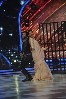 Deepika Padukone and Punit perform on Jhalak Dikhla Jaa Season 7