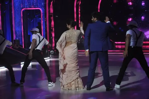 Arjun Kapoor and Deepika Padukone perform on Jhalak Dikhla Jaa Season 7