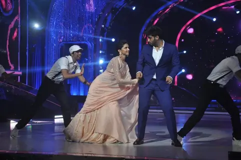 Arjun Kapoor and Deepika Padukone perform on Jhalak Dikhla Jaa Season 7