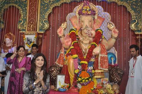 Shilpa Shetty seeks blessings from Andhericha Raja