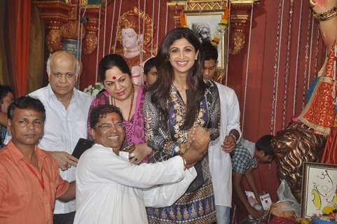 Shilpa Shetty Visits's Andhericha Raja