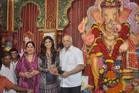 Shilpa Shetty visits Andhericha Raja with her parents