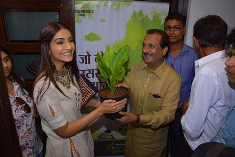 Sonam Kapoor at the Promotions of Khoobsurat in Jaipur