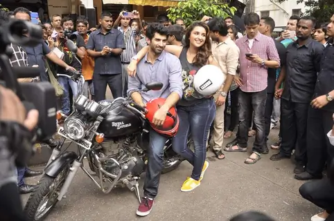 Parineeti and Aditya pose for the media at the Flag Off of the Daawat-E-Ishq Food Yatra