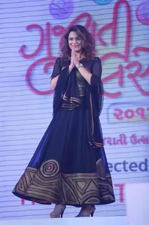 Aashka Goradia greets the audience at Gujrati Jalso 2014 in Schon by Sakshee Pradhan