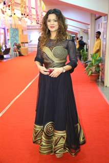 Aashka Goradia poses for the media at Gujrati Jalso 2014 in Schon by Sakshee Pradhan