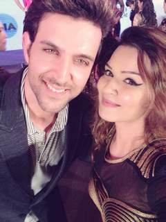 Aashka Goradia clicks a selfie with Hrithik Roshan at Gujrati Jalso 2014 in Schon by Sakshee Pradhan