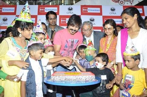 Vivek Oberoi cuts his Birthday cake with Cancer Patients