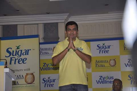 Sanjeev Kapoor greets the audience at Donate Your Calories Sugarfree Campaign