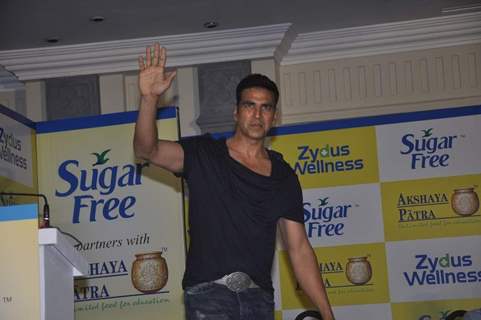 Akshay Kumar waves to the audience at Donate Your Calories Sugarfree Campaign