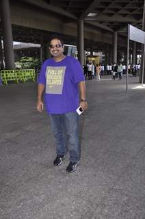 Shankar Mahadevan poses for the media at Airport