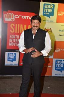 Manoj Tiwari poses for the media at Mircromax SIIMA Awards Day 2