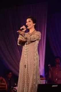 Sophie Choudry sings a Gujrati number for the first time at Gujrati Jalso 2014