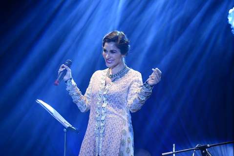 Sophie Choudry performing at Gujrati Jalso 2014 in Schon by Sakshee Pradhan