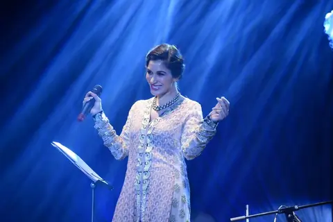 Sophie Choudry performing at Gujrati Jalso 2014 in Schon by Sakshee Pradhan