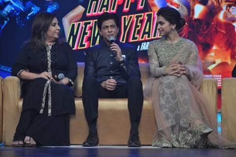 Shah Rukh Khan addressing the audience at the Music Launch of Happy New Year