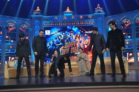 Shah Rukh Khan performs a stunt at the Music Launch of Happy New Year