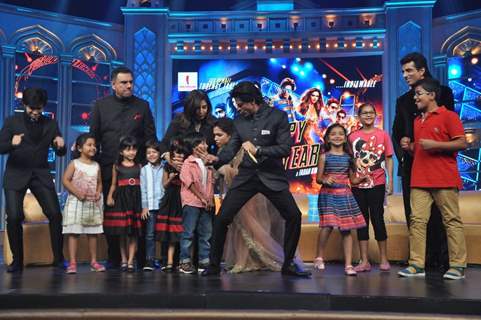 Shah Rukh Khan shakes a leg with kids at the Music Launch of Happy New Year